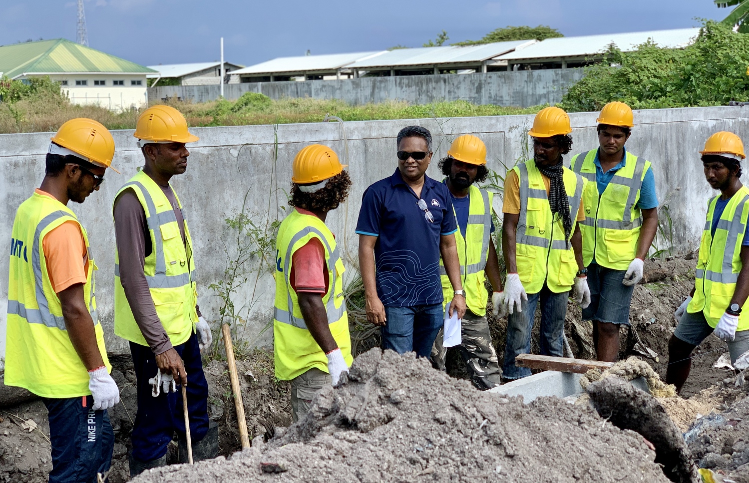 އެމްޓީސީސީގެ ބައެއް މުއައްޒަފުންނާ އެކުންފުނީގެ އެމްޑީ އާޒިމް (މ) ބައްދަލު ކުރައްވަނީ-- ފޮޓޯ: މިހާރު