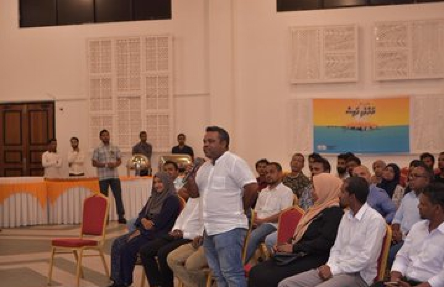 ލޯކަލް ކައުންސިލްތަކުގެ އިންތިޚާބުގެ ކެމްޕެއިންގެ ތެރެއިން، މާލޭގައި ދިރިއުޅޭ ރ. އަތޮޅުގެ ބައެއް މީހުންނާ އެކު، ރައީސް އިބްރާހިމް މުހައްމަދު ސޯލިހު މިރޭ ބޭއްވެވި ބައްދަލުވުމުގައި މީހަކު ވާހަކަ ދައްކަނީ.---ފޮޓޯ: އެމްޑީޕީ