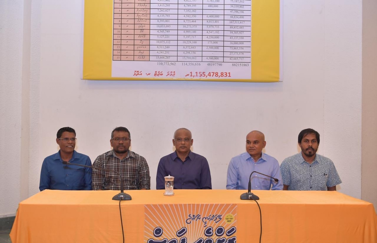 ލޯކަލް ކައުންސިލްތަކުގެ އިންތިޚާބުގެ ކެމްޕެއިންގެ ތެރެއިން، މާލޭގައި ދިރިއުޅޭ ރ. އަތޮޅުގެ ބައެއް މީހުންނާ ރައީސް އިބްރާހިމް މުހައްމަދު ސޯލިހު މިރޭ ބައްދަލުކުރައްވަނީ.---ފޮޓޯ: އެމްޑީޕީ