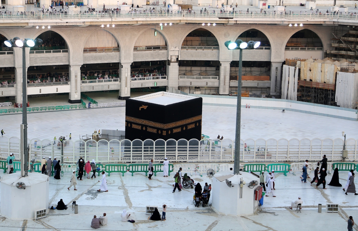 މައްކާ- މާޗް 5، 2020: އުމްރާގެ އަޅުކަން މިދުވަސްވަރު ހުއްޓާލާފައިވާތީ މައްކާގެ ގެފުޅު ވަށައިގެން އޮންނަ ސަރަހައްދު ހުސްވެފައި. --ފޮޓޯ:އޭއެފްޕީ