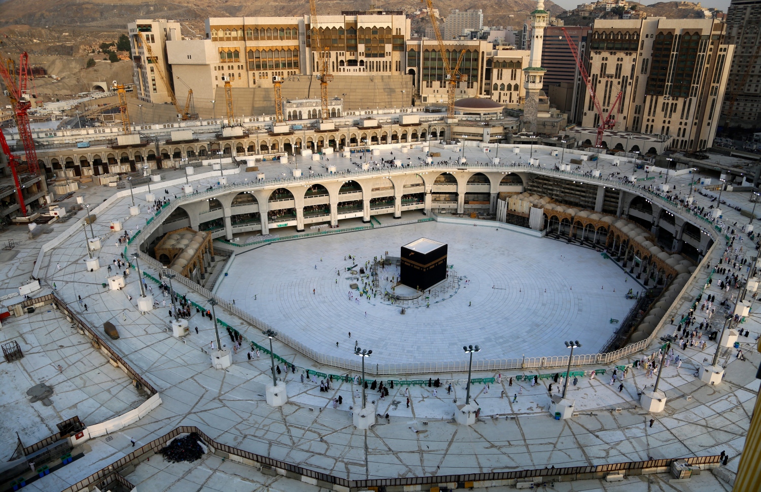 މައްކާ- މާޗް 5، 2020: އުމްރާގެ އަޅުކަން މިދުވަސްވަރު ހުއްޓާލާފައިވާތީ މައްކާގެ ގެފުޅު ވަށައިގެން އޮންނަ ސަރަހައްދު ހުސްވެފައި: އުމްރާގެ އަޅުކަން މެދުކަނޑާލީ ކޮރޯނާވައިރަހުގެ ބިރަށް. --ފޮޓޯ:އޭއެފްޕީ