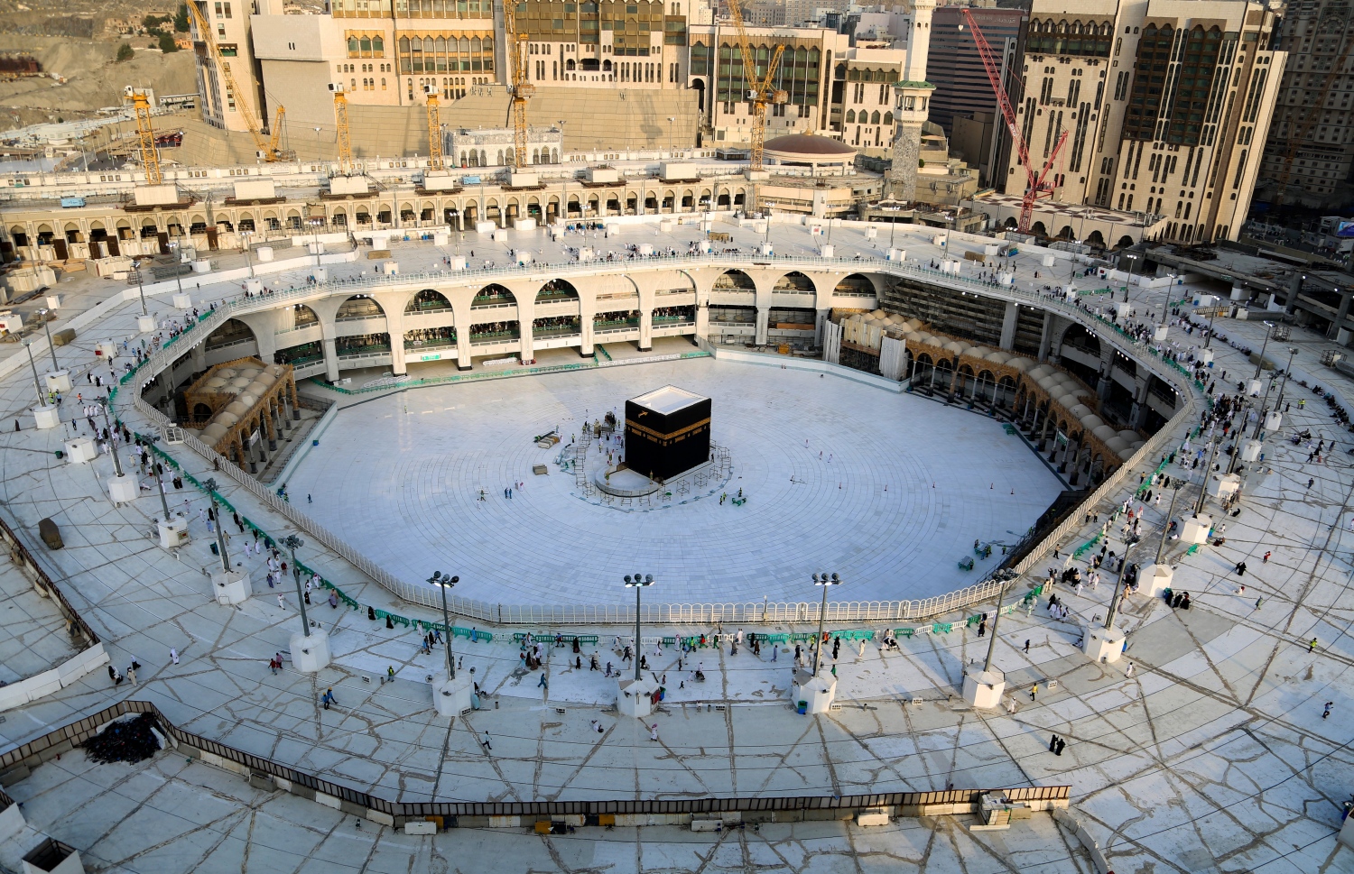 މައްކާ- މާޗް 5، 2020: އުމްރާގެ އަޅުކަން މިދުވަސްވަރު ހުއްޓާލާފައިވާތީ މައްކާގެ ގެފުޅު ވަށައިގެން އޮންނަ ސަރަހައްދު ހުސްވެފައި: އުމްރާގެ އަޅުކަން މެދުކަނޑާލީ ކޮރޯނާވައިރަހުގެ ބިރަށް. --ފޮޓޯ:އޭއެފްޕީ