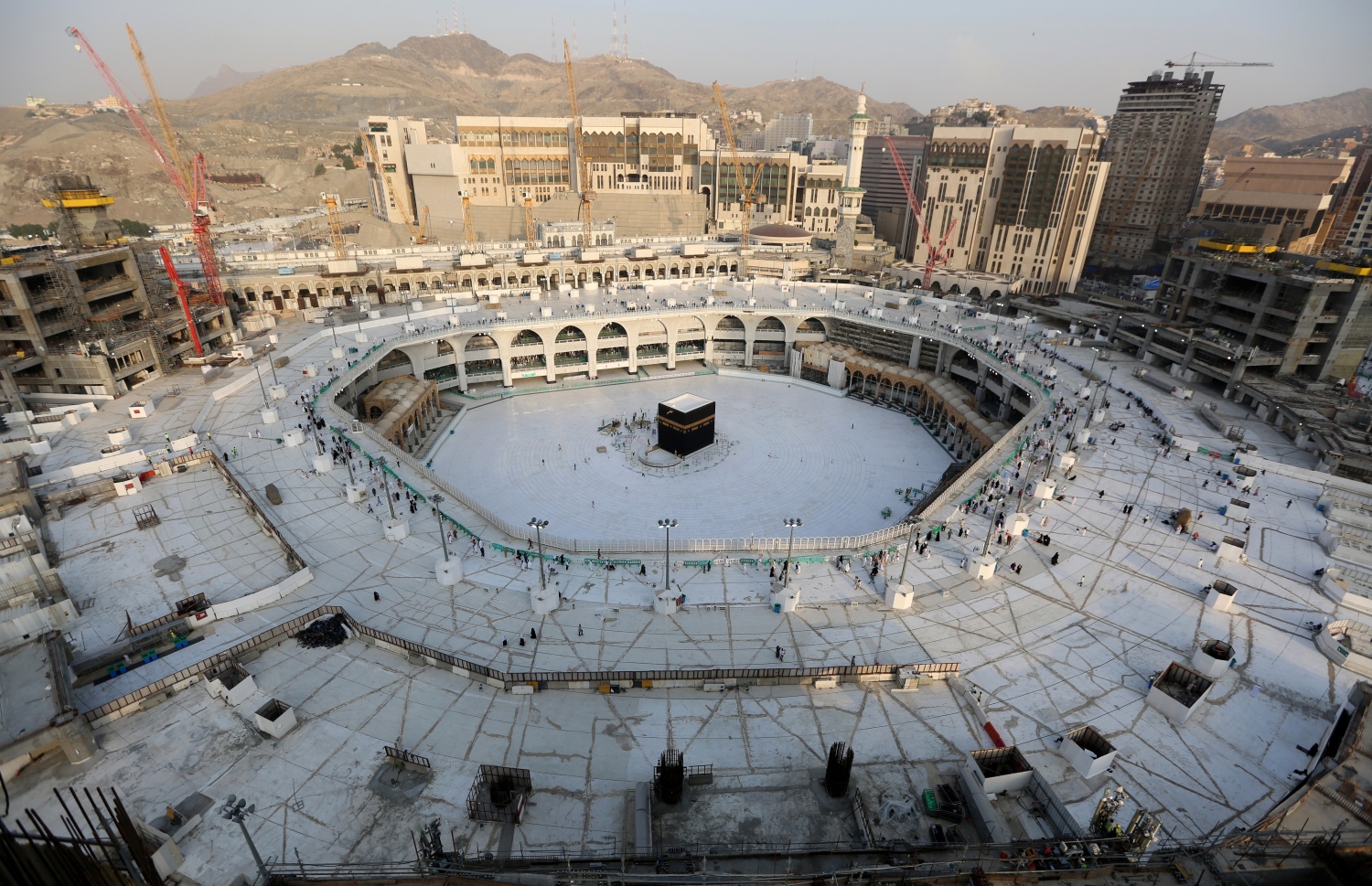 މައްކާ- މާޗް 5، 2020: އުމްރާގެ އަޅުކަން މިދުވަސްވަރު ހުއްޓާލާފައިވާތީ މައްކާގެ ގެފުޅު ވަށައިގެން އޮންނަ ސަރަހައްދު ހުސްވެފައި: އުމްރާގެ އަޅުކަން މެދުކަނޑާލީ ކޮރޯނާވައިރަހުގެ ބިރަށް. --ފޮޓޯ:އޭއެފްޕީ