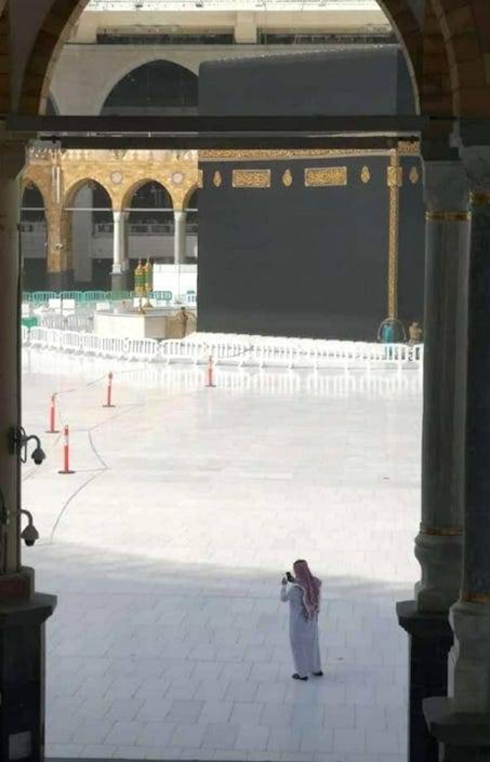 މައްކާ- މާޗް 5، 2020: އުމްރާގެ އަޅުކަން މިދުވަސްވަރު ހުއްޓާލާފައިވާތީ މައްކާގެ ގެފުޅު ވަށާއިގެން އޮންނަ ސަރަހައްދު ހުސްވެފައި. --ފޮޓޯ:ސައުދީ ގެޒެޓް