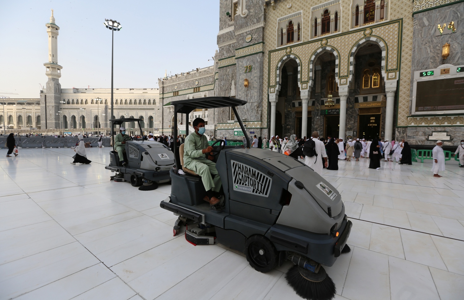 މައްކާ- މާޗް 5، 2020: އުމްރާގެ އަޅުކަން މިދުވަސްވަރު ހުއްޓާލާފައިވާތީ، ހަރަމްފުޅު ބޭރު ސާފުކުރަނީ. --ފޮޓޯ:އޭއެފްޕީ