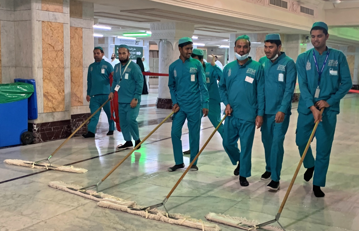 މައްކާގެ ހަރަމްފުޅުގެ މަސައްކަތު މީހުން މިސްކުތް ސާފު ކުރުމުގައި. --ފޮޓޯ:އޭއެފްޕީ