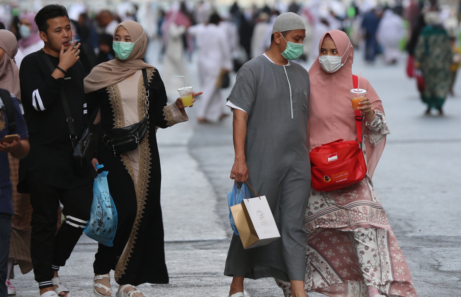 އުމްރާގެ އަޅުކަން ވަގުތީ ގޮތުން ހުއްޓާލުމުގެ ކުރިން ބައެއް މީހުން މާސްކް އަޅައިގެން ހަރަމްފުޅުގެ ތެރޭގައި. --ފޮޓޯ:އޭއެފްޕީ