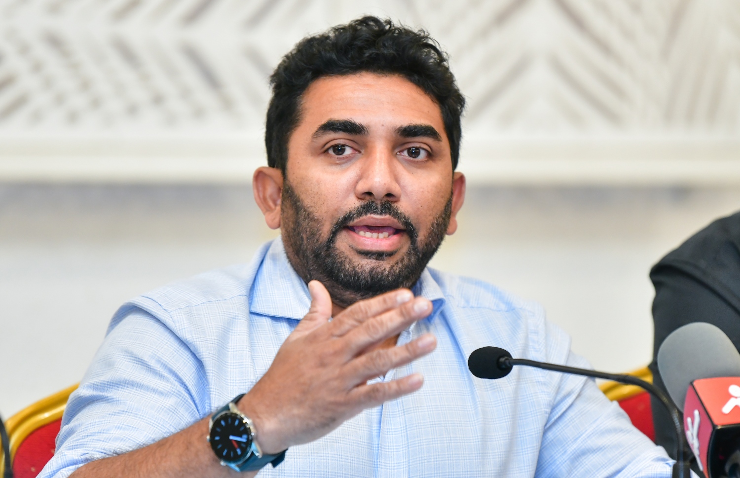 ކޮވިޑް-19 ގެ ހާލަތު ރާއްޖޭގައި އޮތް ގޮތާ ބެހޭ ގޮތުން ދަރުބާރުގޭގައި ރޭ ބޭއްވި ނޫސްވެރިންގެ ބައްދަލުވުމުގައި ހެލްތު މިނިސްޓަރު އަބްދުﷲ އަމީން ސުވާލުތަކަށް ޖަވާބު ދެއްވަނީ. -- ފޮޓޯ: އަހުމަދު އަވްޝަން އިލްޔާސް/މިހާރު