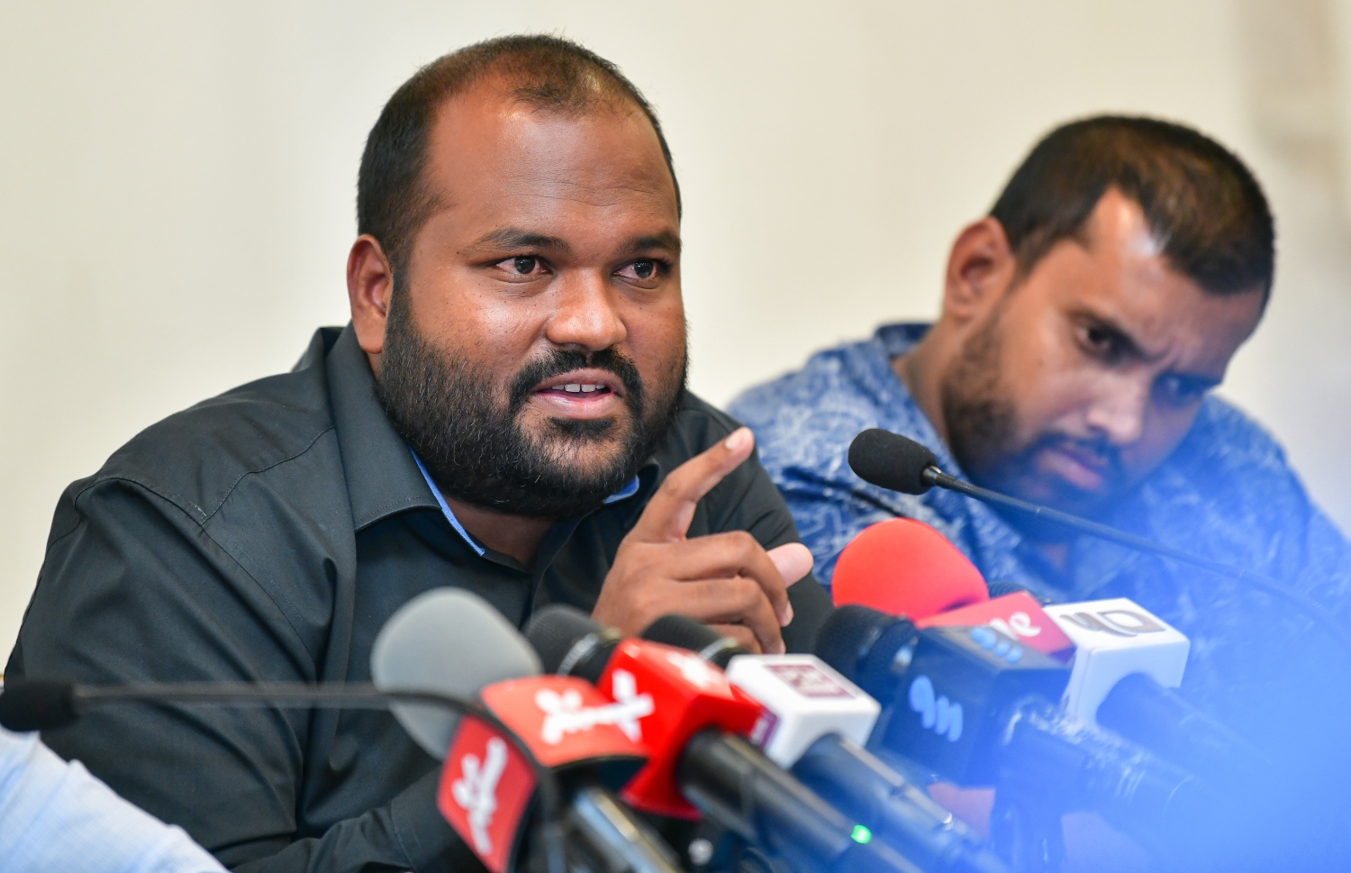 ދަރުބާރުގޭގައި ރޭ ބޭއްވި ނޫސްވެރިންގެ ބައްދަލުވުމުގައި ޓޫރިޒަމް މިނިސްޓަރު އަލީ ވަހީދު ނޫސްވެރިންގެ ސުވާލުތަކަށް ޖަވާބު ދެއްވަނީ. -- ފޮޓޯ: އަހުމަދު އަވްޝަން އިލްޔާސް/މިހާރު