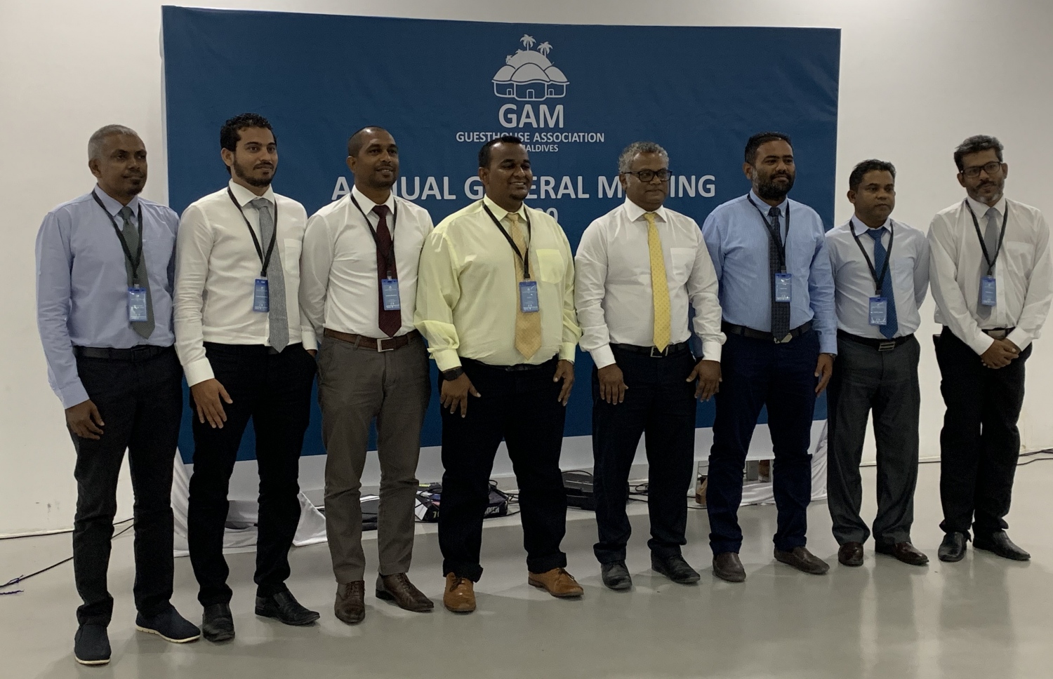 ގޭމްގެ ހިންގާ ބޯޑަށް އަލަށް އިންތިހާބުވި މެމްބަރުން ހުޅުމާލެ ދާއިރާގެ މެމްބަރު އަލީ ނިޔާޒުއާއެކު ފޮޓޯއަކަށް ހުއްޓިލައިގެން-- ފޮޓޯ: މިހާރު