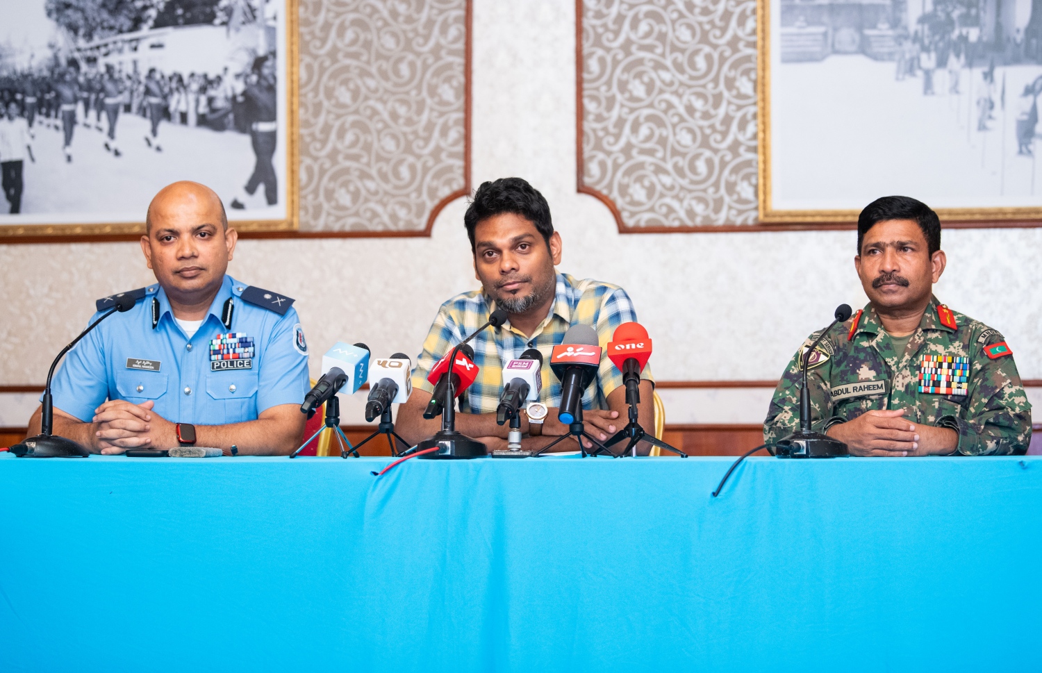 މިރޭގެ ނިއުސް ބްރީފިންގައި އެސްޓީއޯގެ އެމްޑީ އަމްރު (މ) ވާހަކަ ދައްކަވާއިރު، ވައިސް ޗީފް އޮފް ޑިފެންސް ފޯސް އަބްދުއްރަހީމް (ކ) އަދި  އެސިސްޓެންޓް ކޮމިޝަނާ އޮފް ޕޮލިސް އިސްމާއީލް ނަވީން އެ ނިއުސް ބްރީފިންގައި ބައިވެރިވެވަޑައިގަންނަވަނީ.---ފޮޓޯ: އަހުމަދު އަވްޝަން އިލްޔާސް/މިހާރު