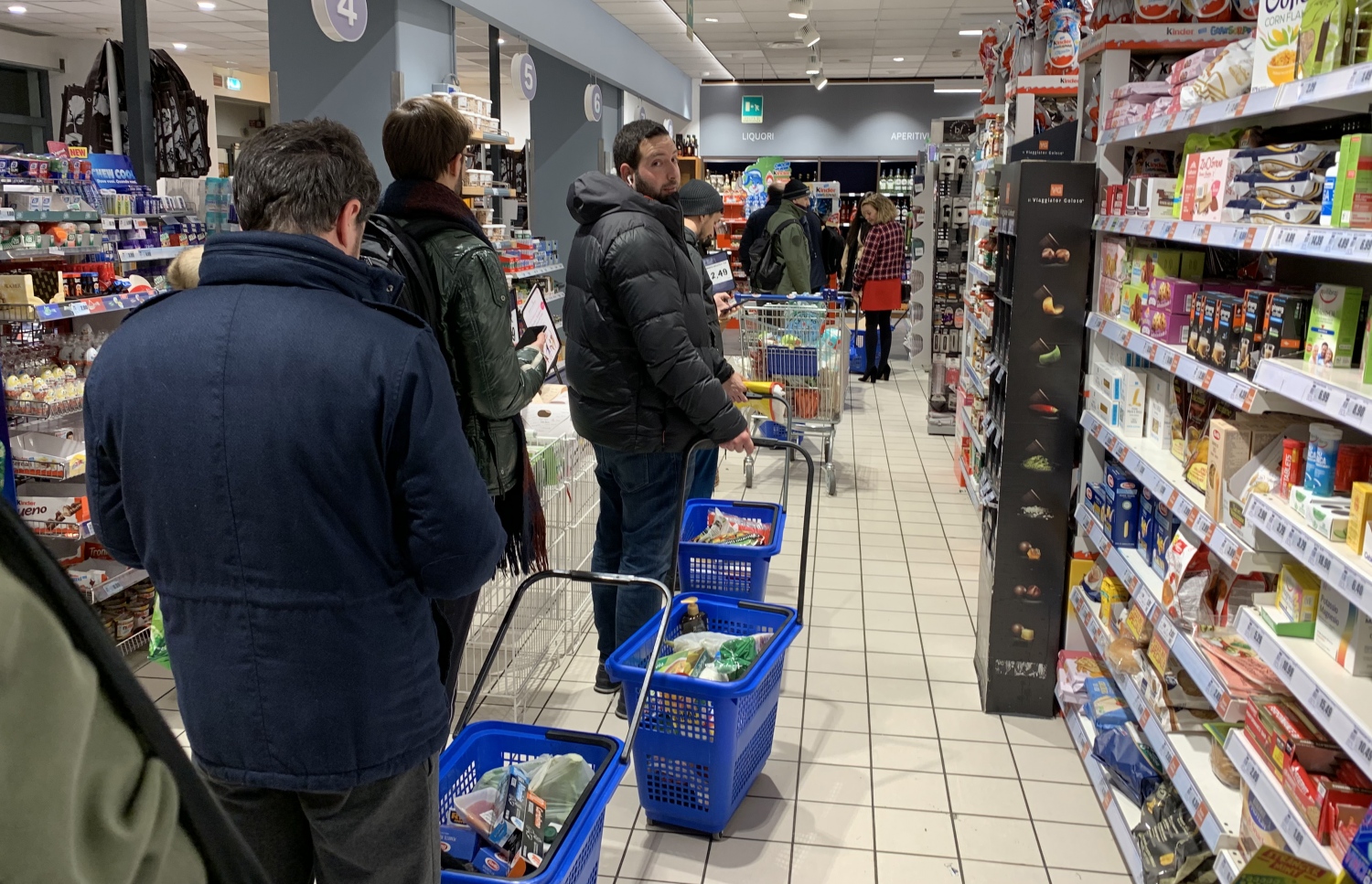 އިޓަލީގެ މިލާންގެ ސުޕަމާކެޓަކުން ބާޒާރު ކުރަން މީހުން ކިޔޫ ހަދާފައި: މުޅި ގައުމު މިހާރު ވަނީ ބަންދަކަށް ގޮސް --ފޮޓޯ:އޭއެފްޕީ