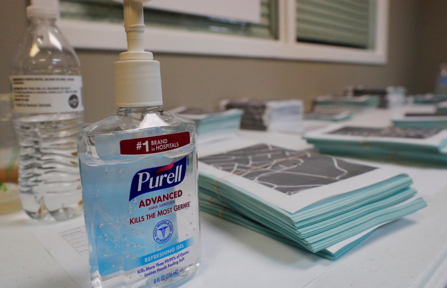 އަތް ސާފުކުރަން ބޭނުންކުރާ ސެނިޓައިޒާ ފުޅިއެއް