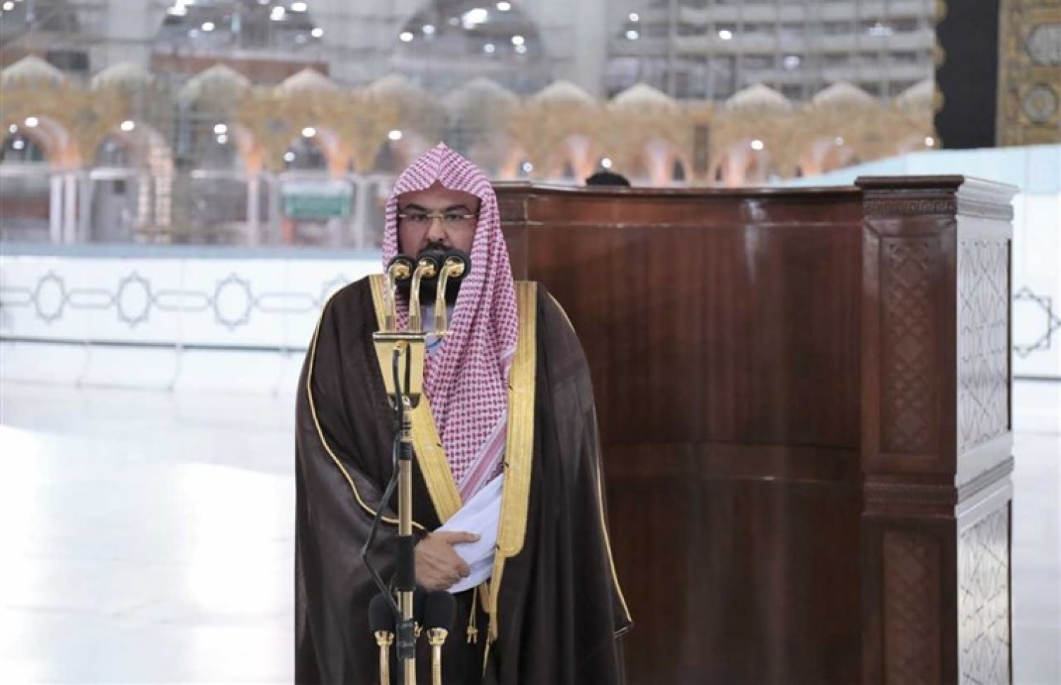 ރޭގެ އިޝާ ނަމާދަށް ފަހު ޝެއިޚް ސުދައިސް ހަރަމްފުޅުގައި ތަގްރީރު ކުރައްވަނީ. --ފޮޓޯ:ހަރަމައިން