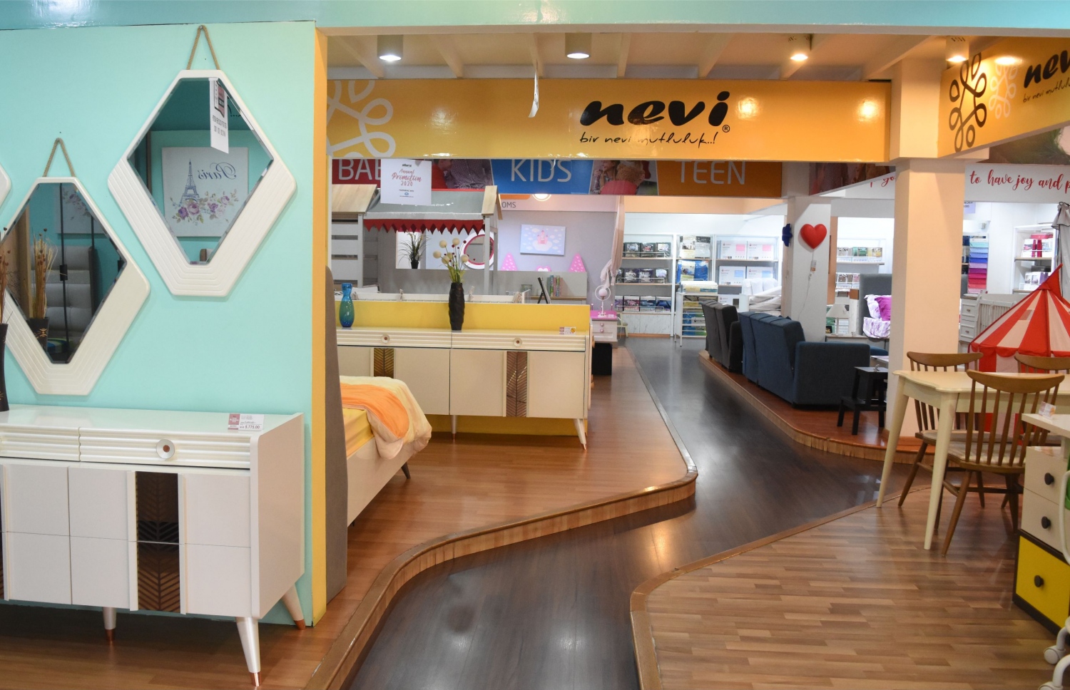 އަލޯރާ ފަރުނީޗަރު ފިހާރައިގެ އެތެރެ--ފޮޓޯ: އަލޯރާ