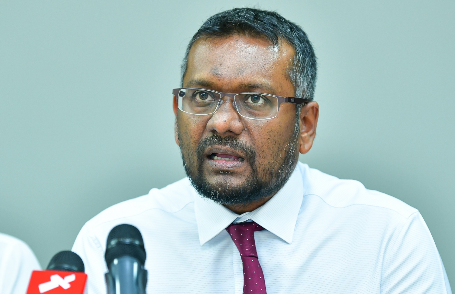 އިކޮނޮމިކް މިނިސްޓަރު ފައްޔާޒް އިސްމާއީލް. އެމްޑީޕީގެ ޕީީޖީ ލީޑަރު އާޒިމް މިއަދު ފައްޔާޒަށް ބޮޑެތި ތުހުމަތުތަކެއް ކުރެއްވި.