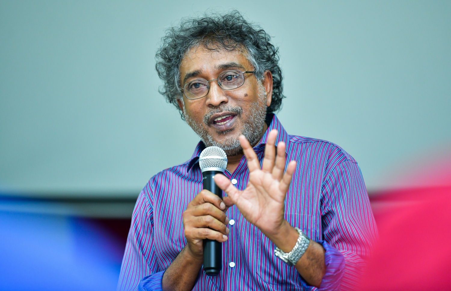 ޔުނައިޓެޑް ފުޑް ސަޕްލަޔާސްގެ ވެރިފަރާތް އާތިފް ޝަކޫރު ވާހަކަދައްކަވަނީ-- ފޮޓޯ: އަހުމަދު އަވްޝަމް އިލްޔާސް/ މިހާރު