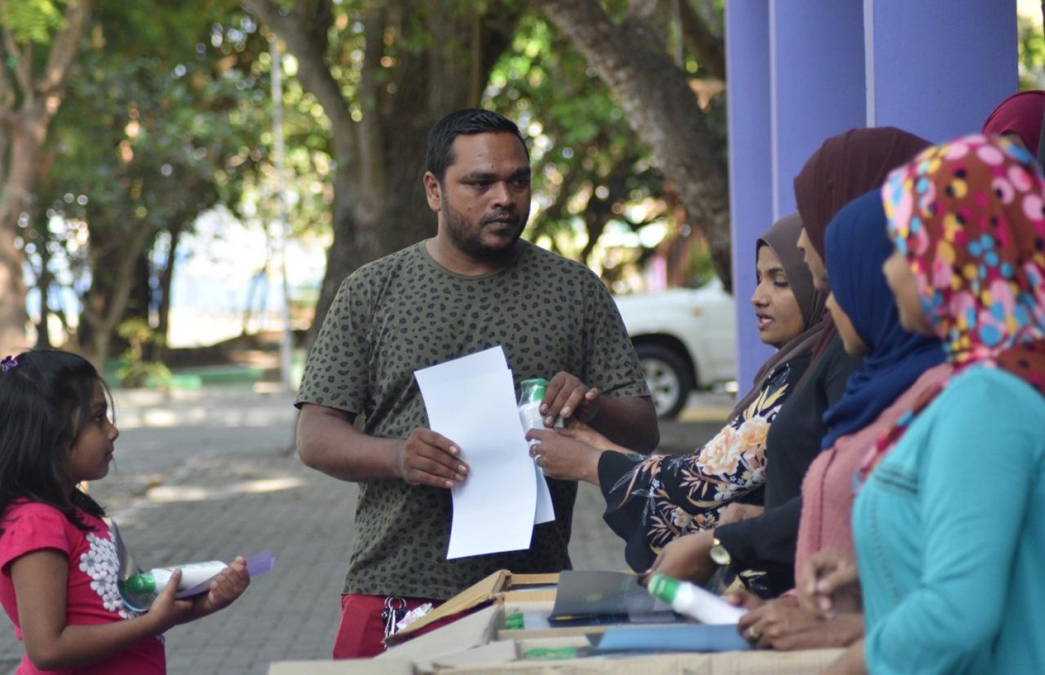 ކޮވިޑް-19ގެ މައުލޫމާތު، ވިލިމާލޭގެ ރައްޔިތުންނަށް އުޝާމްގެ ފަރާތުން ދެނީ: އޭނާ ވަނީ ހިލޭ ހޭންޑްވޮޝް ވެސް ބައްސަވާފައި