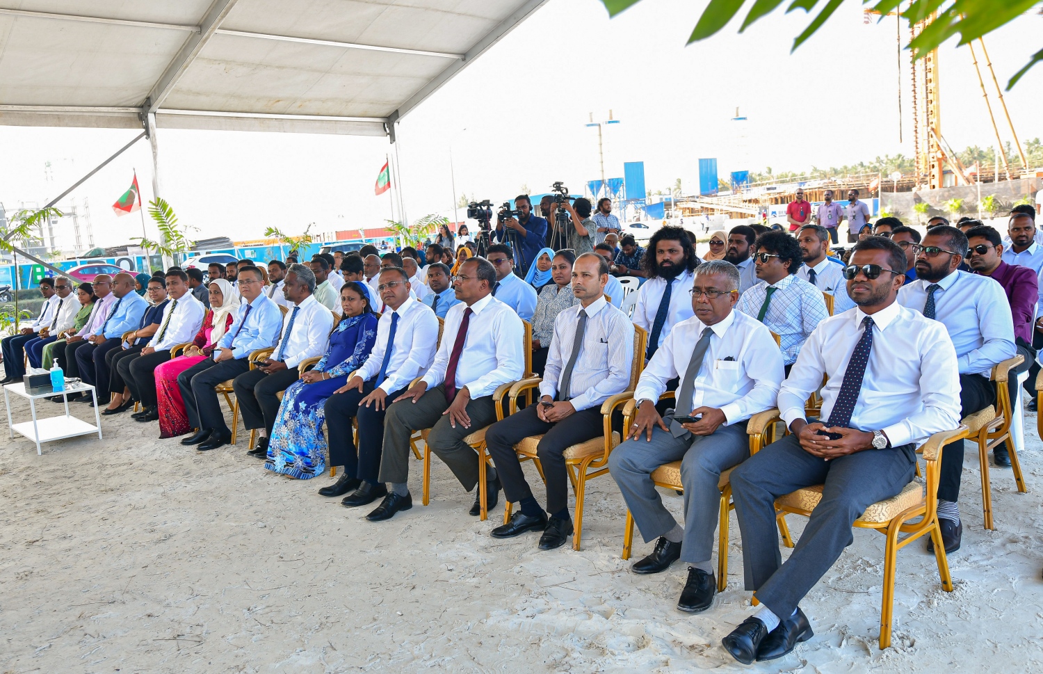 މާލެ- މާޗް 10، 2020: ހުޅުމާލޭގައި އަޅާ 1،700 ހައުސިން ޔުނިޓުތަކުގެ ބިންގާ އަޅަން ބޭއްވި ރަސްމިއްޔާތުގައި ހައުސިން މިނިސްޓަރު އާތިފާ އަދި ސައިނޯ ހައިޑްރޯ ގްލޯބަލްގެ ނައިބު ރައީސް (ކ-2) ބައިވެރިވެވަޑައިގަންނަވަނީ.-- ފޮޓޯ: އަހުމަދު އަވްޝަން އިލްޔާސް/ މިހާރު