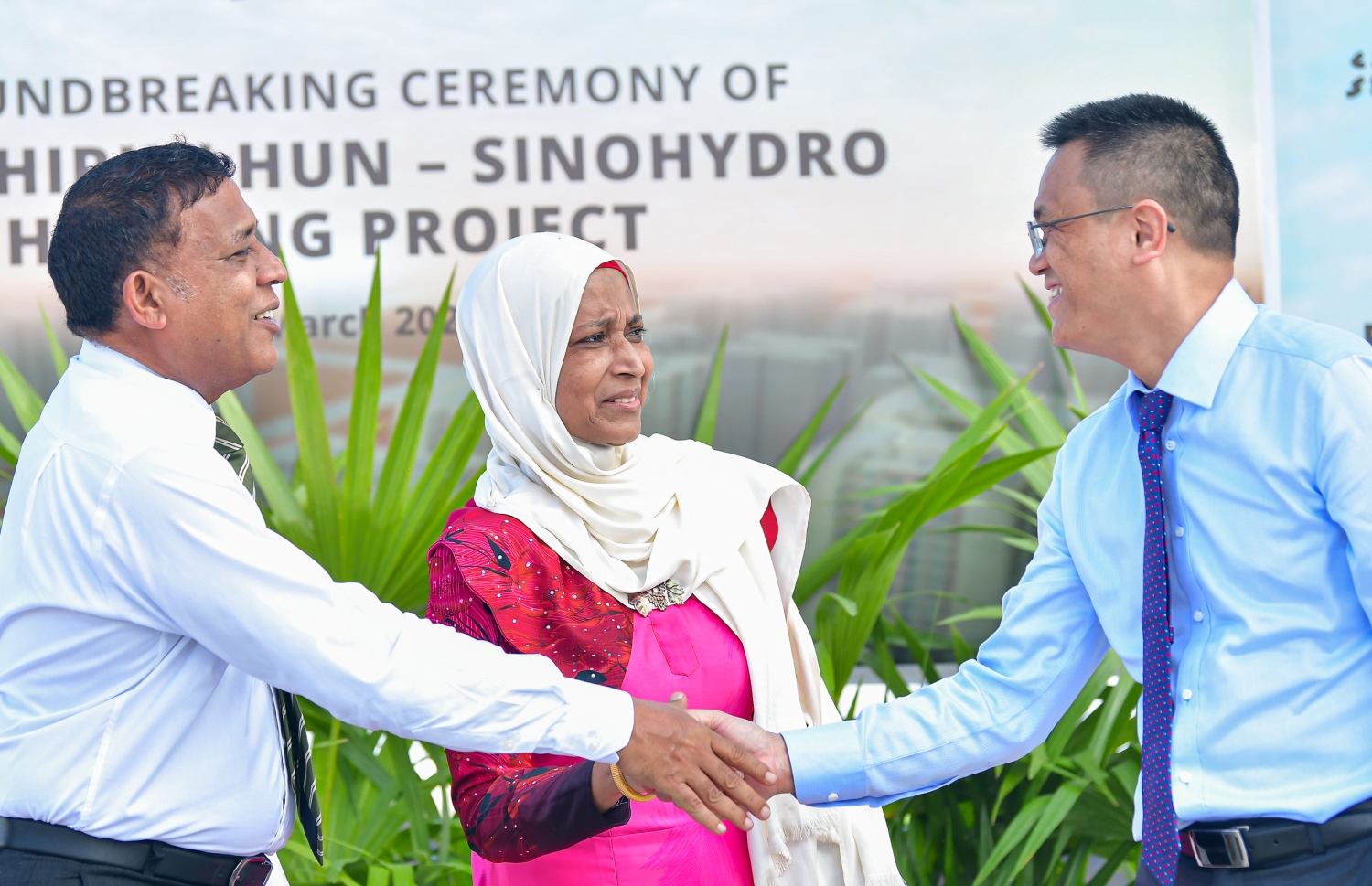 މާލެ- މާޗް 10، 2020: ޕްލޭނިން މިނިސްޓަރު އަސްލަމާއި (ވ) ހައުސިން މިނިސްޓަރު އާތިފާ އަދި ސައިނޯ ހައިޑްރޯ ގްލޯބަލްގެ ނައިބު ރައީސް، ހުޅުމާލޭގައި އަޅާ 1،700 ހައުސިން ޔުނިޓްތަކުގެ ބިންގާ އަޅުއްވައިދެއްވަނީ -- ފޮޓޯ: އަހްމަދު އަވްޝަން އިލްޔާސް