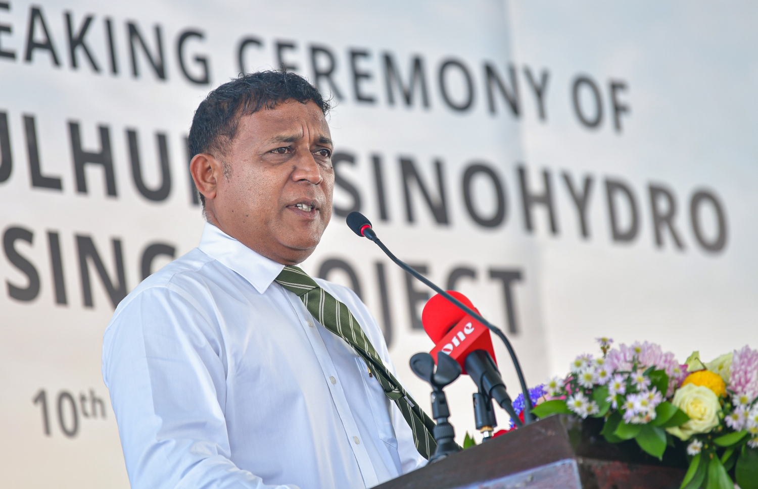 ހުޅުމާލޭގައި އަޅާ 1،700 ހައުސިން ޔުނިޓުތަކުގެ ބިންގާ އަޅުއްވައިދެއްވުމަށްފަހު ޕްލޭނިން މިނިސްޓަރު އަސްލަމް ވާހަކަދައްކަވަނީ.-- ފޮޓޯ: އަހުމަދު އަވްޝަން އިލްޔާސް/ މިހާރު