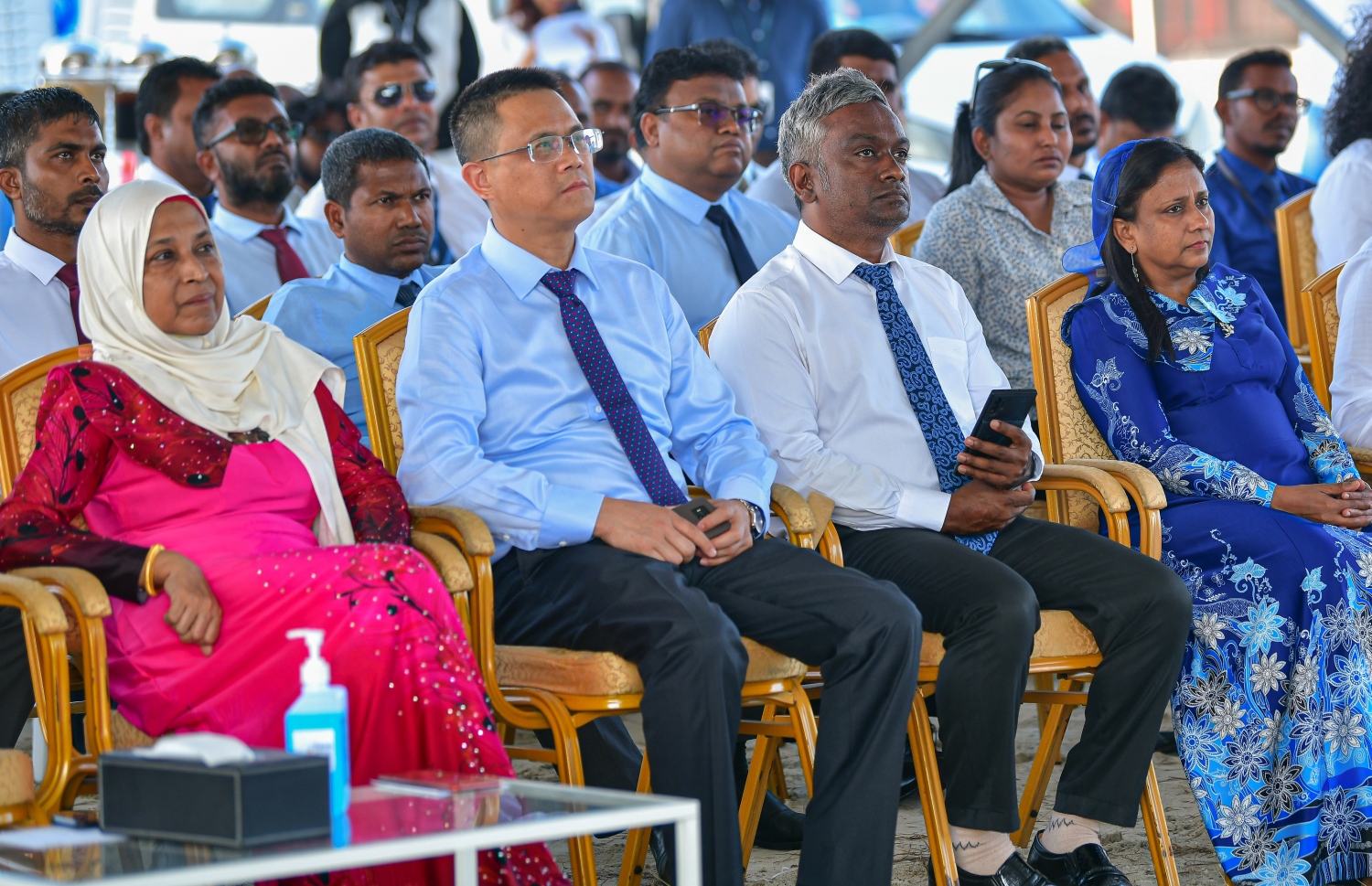 ހުޅުމާލޭގައި އަޅާ 1،700 ހައުސިން ޔުނިޓުތަކުގެ ބިންގާ އަޅަން ބޭއްވި ރަސްމިއްޔާތުގައި ހައުސިން މިނިސްޓަރު އާތިފާ އަދި ސައިނޯ ހައިޑްރޯ ގްލޯބަލްގެ ނައިބު ރައީސް (ކ-2) ބައިވެރިވެވަޑައިގަންނަވަނީ.-- ފޮޓޯ: އަހުމަދު އަވްޝަން އިލްޔާސް/ މިހާރު