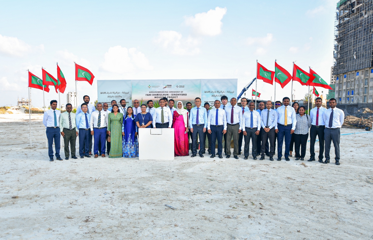 މާލެ- މާޗް 10، 2020: ޕްލޭނިން މިނިސްޓަރު އަސްލަމާއި ހައުސިން މިނިސްޓަރު އާތިފާ އަދި ސައިނޯ ހައިޑްރޯ ގްލޯބަލްގެ ނައިބު ރައީސް، ހުޅުމާލޭގައި އަޅާ 1،700 ހައުސިން ޔުނިޓްތަކުގެ ބިންގާ އަޅުއްވައިދެއްވުމަށް ފަހު ގްރޫޕް ޕޮޓޯއެއް ނަންގަވަނީ -- ފޮޓޯ: އަހްމަދު އަވްޝަން އިލްޔާސް