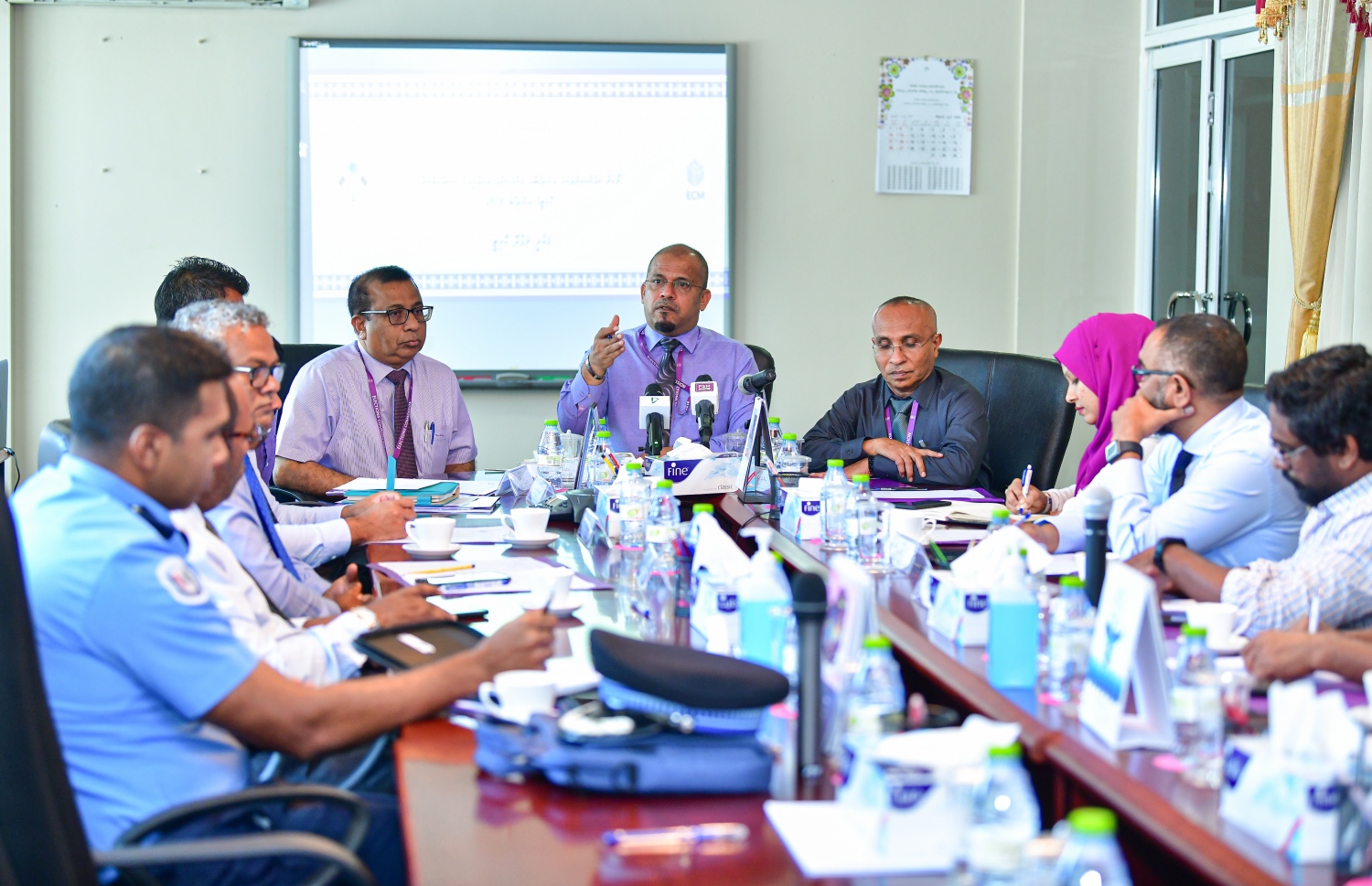 ލޯކަލް ކައުންސިލްތަކުގެ އިންތިޚާބާ ގުޅޭ ގޮތުން އެކުލަވައިލާފައިވާ ގައުމީ ލަފާދޭ ކޮމިޓީގެ މިއަދުގެ ހެނދުނުގެ ބައްދަލުވުން ކުރިއަށް ގެހްދަނީ.---ފޮޓޯ: އަހުމަދު އަވްޝަން އިލްޔާސް/މިހާރު