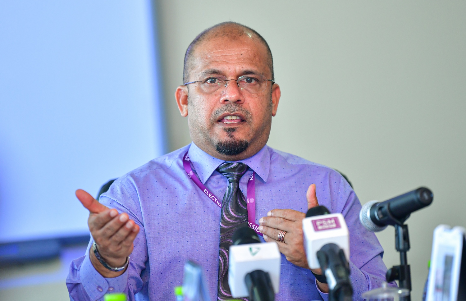 ލޯކަލް ކައުންސިލްތަކުގެ އިންތިޚާބާ ގުޅޭ ގޮތުން އެކުލަވައިލާފައިވާ ގައުމީ ލަފާދޭ ކޮމިޓީގެ މިއަދުގެ ބައްދަލުވުމުގައި އީސީގެ ރައީސް ޝަރީފް ވާހަކަ ދައްކަވަނީ---ފޮޓޯ: އަހުމަދު އަވްޝަން އިލްޔާސް/މިހާރު