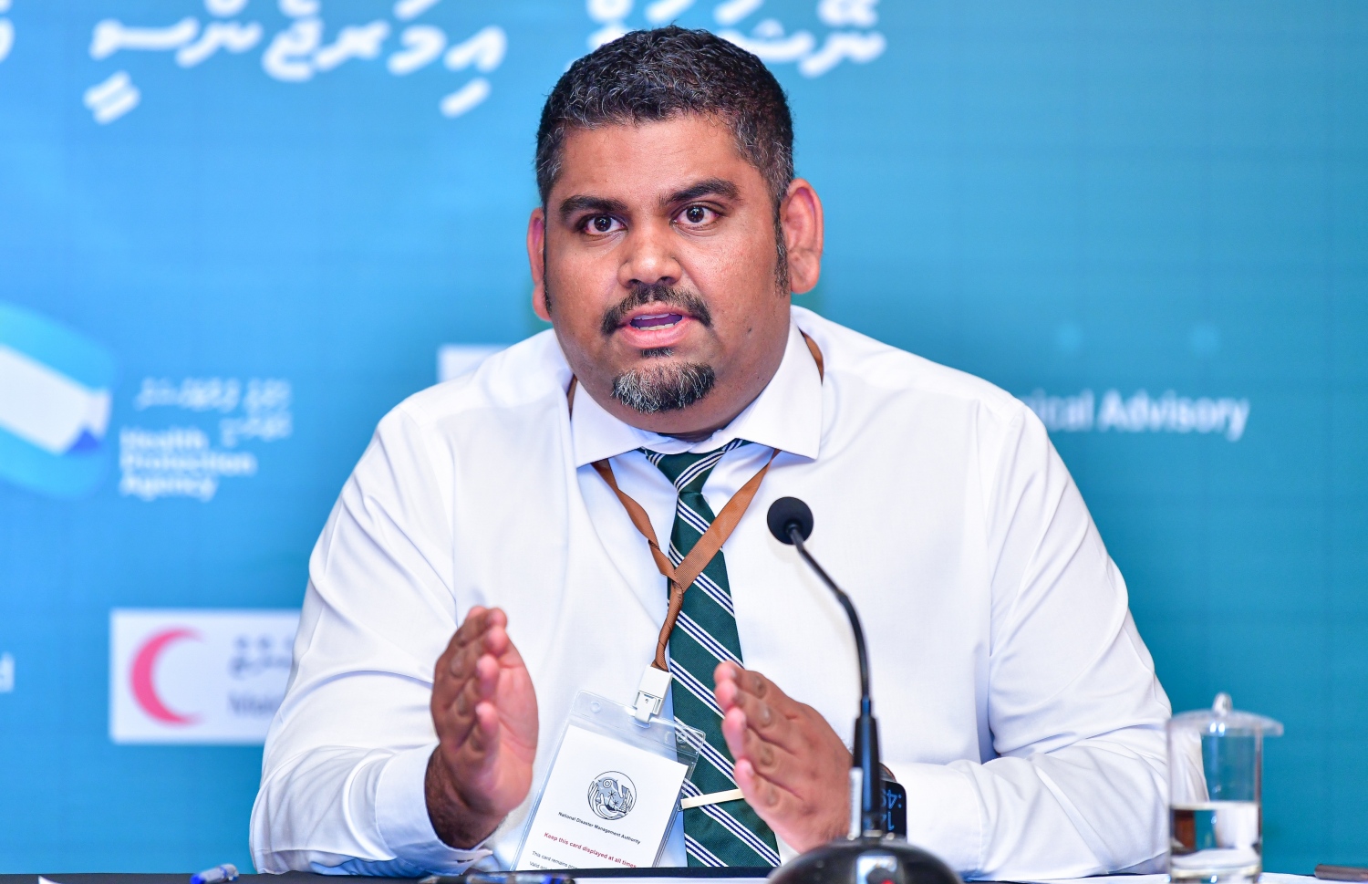 ރައީސް އޮފީހުގެ އަންޑަ ސެކްރެޓަރީ މަބްރޫކް ނޫސްވެރިންނާ ވާހަކަ ދައްކަވަނީ.