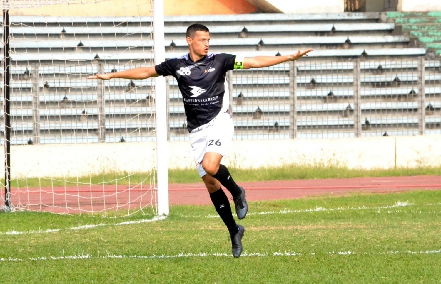 ބަޝުންދުރާގެ ކެޕްޓަން ކޮލިންޑްރެސް ލަނޑު ޖެހުމަށް ފަހު އުފާފާޅުކުރަނީ.