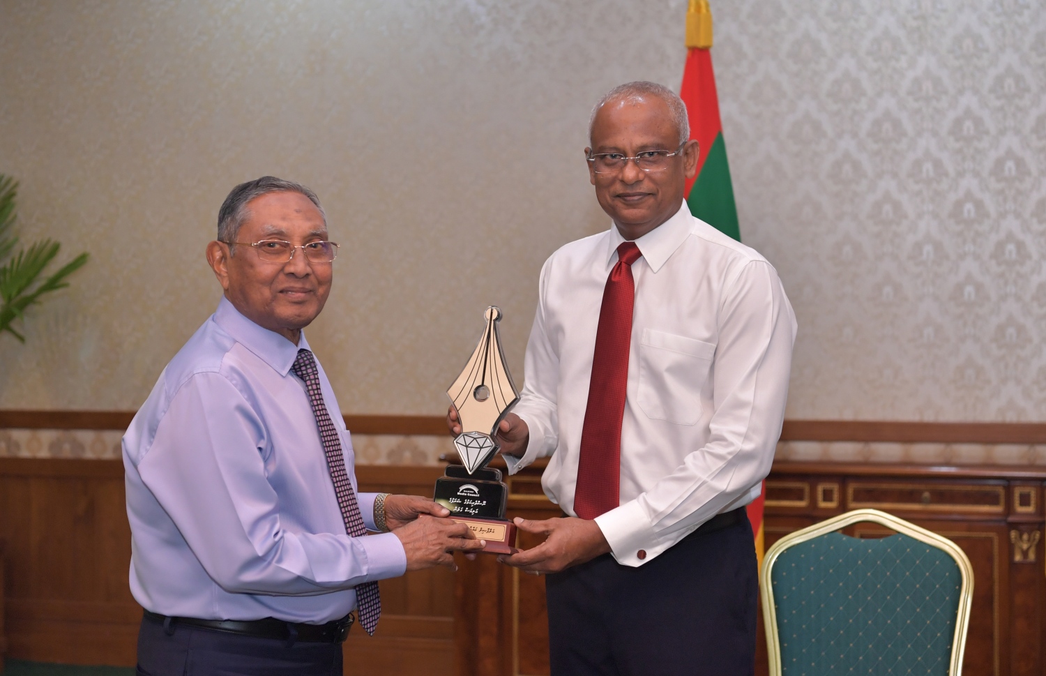 އައްބާސް އިބްރާހިމަށް ނޫސްވެރިކަަމުގެ އަލިމަސް ގަލަން ރައީސް ހަވާލުކޮށް ދެއްވަނީ -- ފޮޓޯ/ރައީސް އޮފީސް