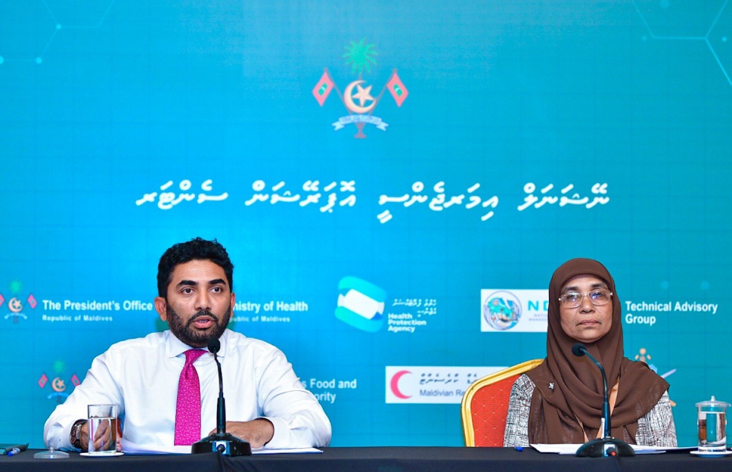 ހެލްތު މިނިސްޓަރު އަމީން، ސިއްހީ ކުއްލި ނުރައްކަލުގެ ހާލަތު މި މަހުގެ 12 ގައި އިއުލާން ކުރައްވާއިރު މައިމޫނާ، މިނިސްޓަރުގެ އަރިހުގައި.---ފޮޓޯ: އަހުމަދު އަވްޝަން/މިހާރު