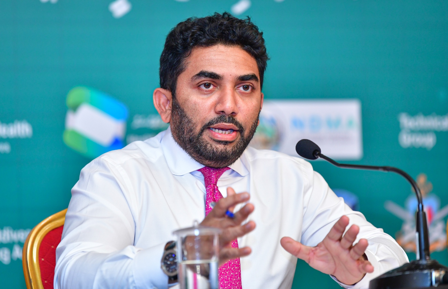 ހެލްތު މިނިސްޓަރު އަމީން، ސިއްހީ ކުއްލި ނުރައްކަލުގެ ހާލަތު މިއަދު އިއުލާން ކުރެއްވުމަށް ފަހު، ނޫސްވެރިންގެ ސުވާލުތަކަށް ޖަވާބު ދެއްވަނީ.---ފޮޓޯ: އަހުމަދު އަވްޝަން/މިހާރު