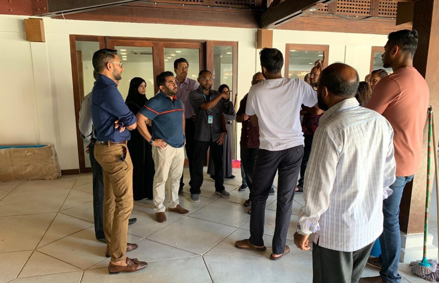 ކޮވިޑް-19 އާ ގުޅިގެން ފަރުކޮޅުފުށީގައި ގާއިމްކުރި ކަރަންޓީން ފެސިލިޓީއާ ގުޅޭ ގޮތުން އަމީން އެ ރަށުގައި މަޝްވަރާ ކުރައްވަނީ.---ފޮޓޯ: ހެލްތު މިނިސްޓްރީ