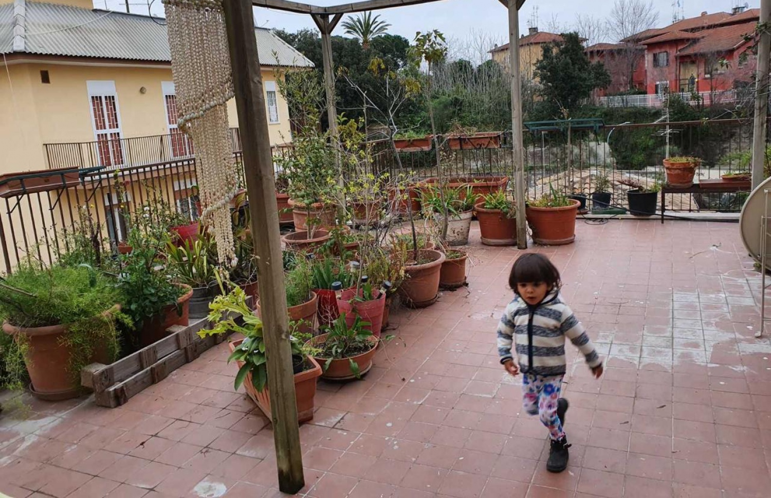 އާތިފާގެ ދެ އަހަރުގެ ދަރިފުޅު ޓެރަސްގައި ކުޅެނީ: އިޓަލީގެ މުޅި އާބާދީ ގިނަ ވަގުތު ހޭދަކުރަނީ ގޭގައި