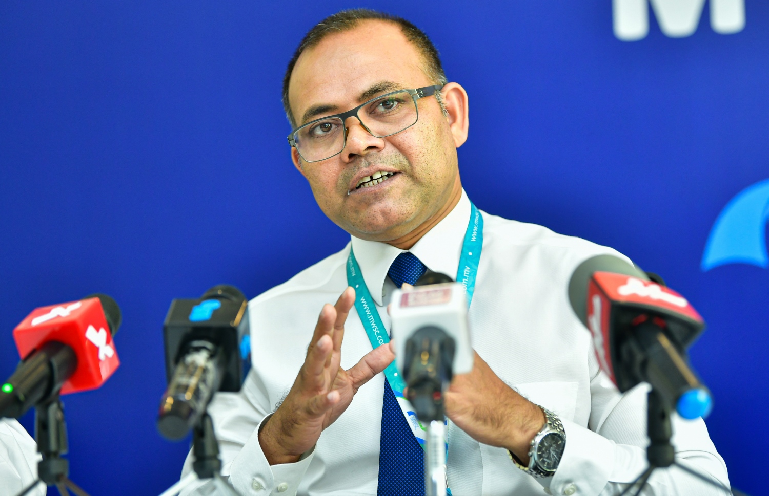 އެމްޑަބްލިއުއެސްސީގެ މެނޭޖިން ޑިރެކްޓާ ހަސަން ޝާހް: އޭނާ ވިދާޅުވީ އެއް ޓަނަށް ވާ ފައިސާ ހުރިހާ ބިލަކުން އުނިކުރާނެ ކަމަށް-- ފޮޓޯ: އަދުމަދު އަވްޝަން/މިހާރި