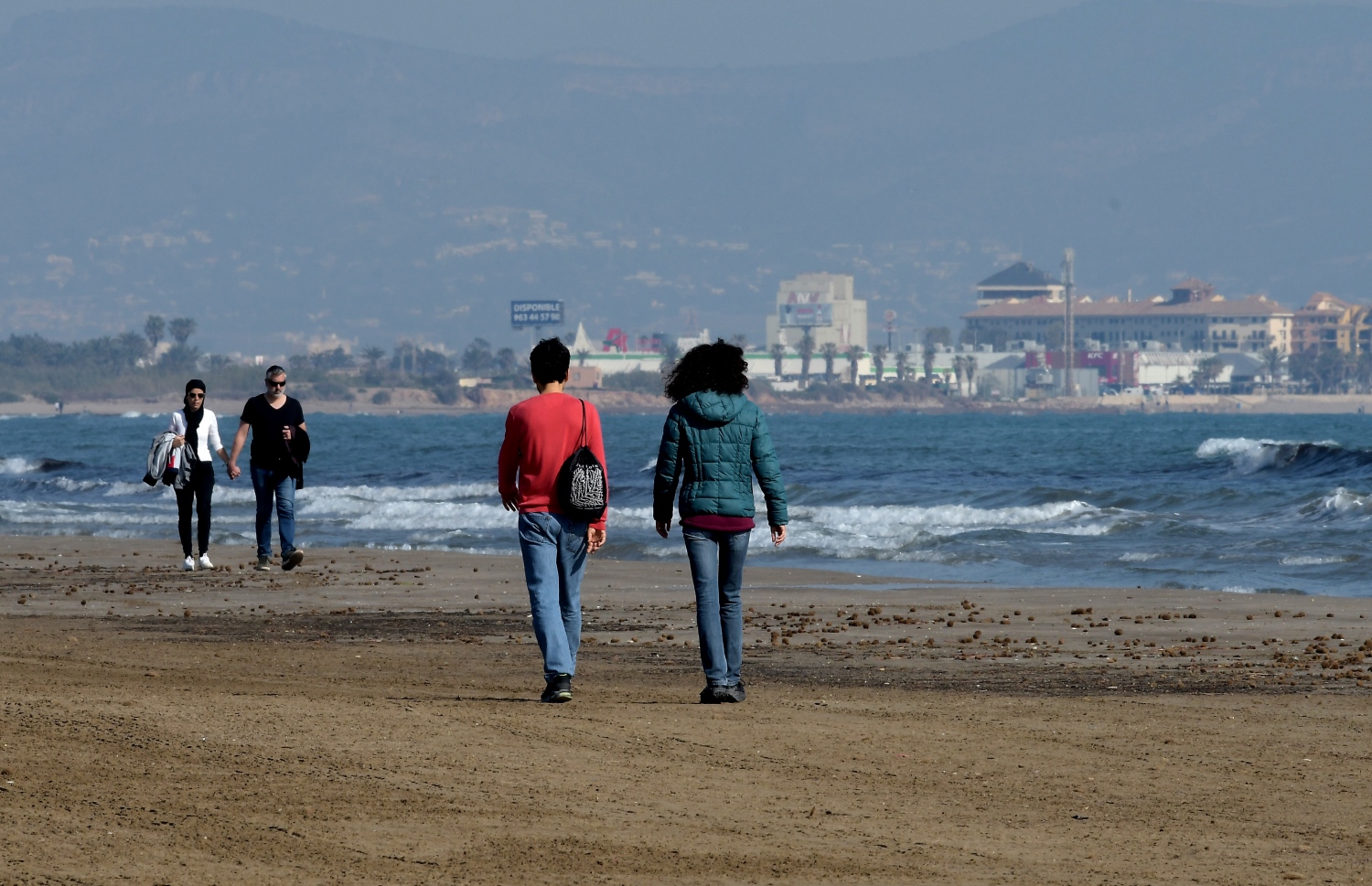 ސްޕޭނުގެ ވެލެންސިއާގެ ބީޗެއްގައި ބަޔަކު ހިނގާލަނީ: ސްޕޭނުގައި މީހުން ބޭރަށް ނުކުމެ އުޅުން މިހާރު ވަނީ މަނާކޮށްފައި. --ފޮޓޯ:އޭއެފްޕީ