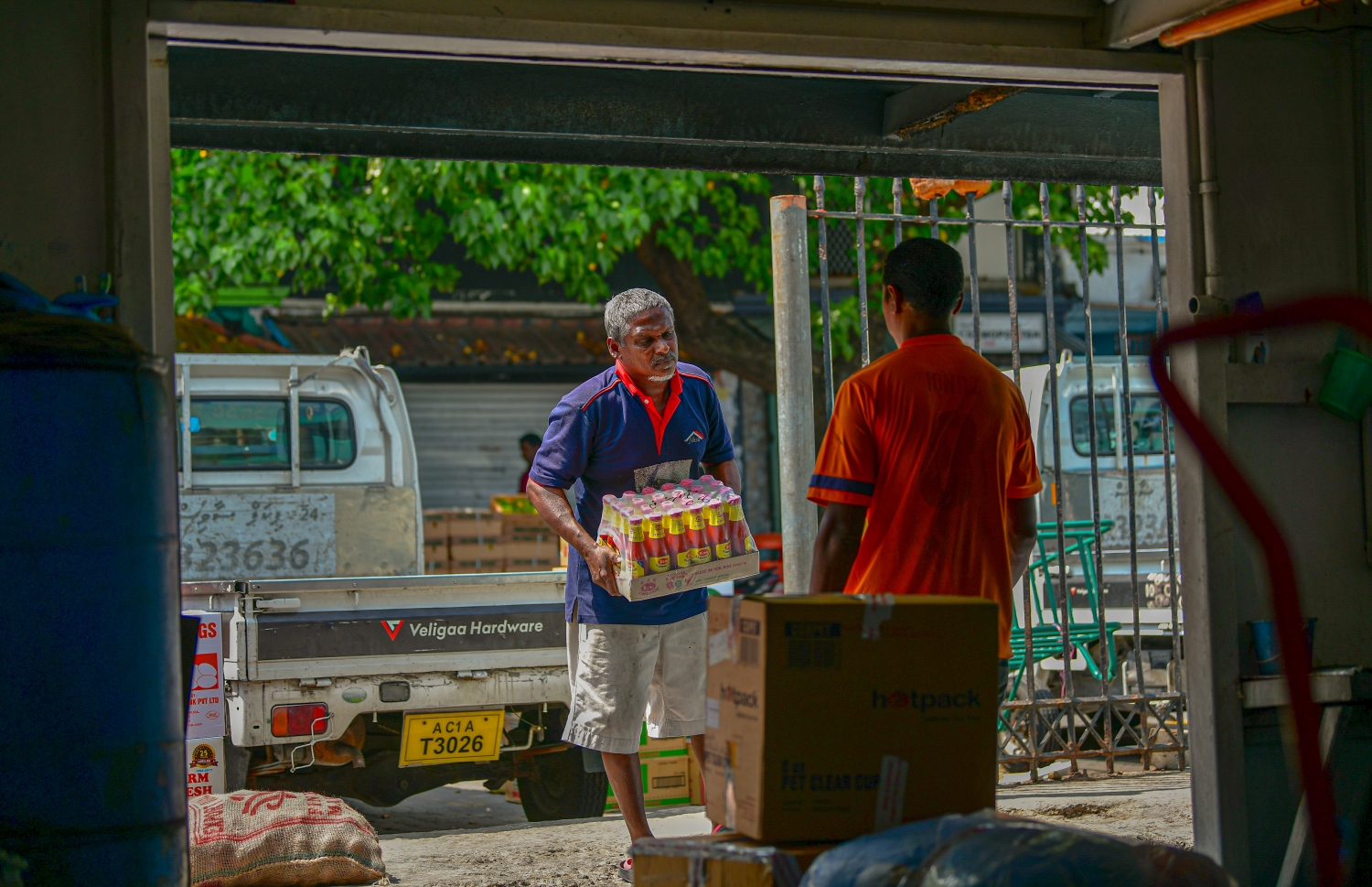 އަތޮޅުތެރެއަށް ގެންދިއުމަށް ބޯޓަކަށް މުދާ އަރުވަނީ: މިހާރު ގިނައިން ގެންދަނީ ކާޑުގެ ބާވަތްތައް-- ފޮޓޯ: އަހުމަދު އަވްޝަން/މިހާރު