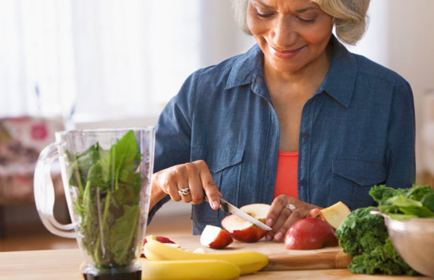 މީހަކު މޭވާ އާއި ތަރުކާރީން ބުއިމެއް ހަދަނީ.