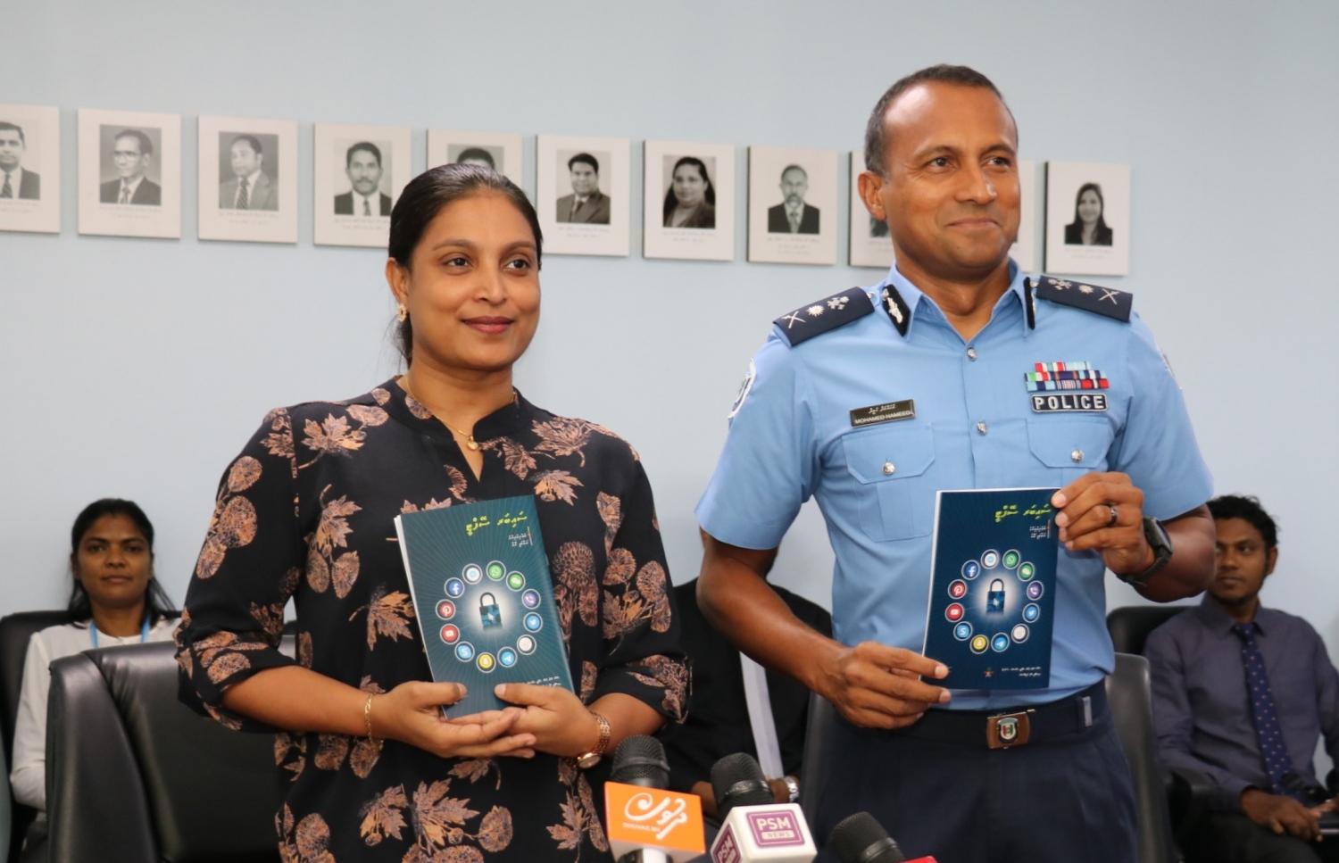 އެޑިއުކޭޝަން މިނިސްޓަރު ޑރ. އައިޝަތު އަލީ އާއި ޕޮލިސް ކޮމިޝަނަރު މުހައްމަދު ހަމީދު، ސައިބަ ސޭފްޓީ އަތްމަތީ ފޮތް މާޗް މަހު ނެރުއްވަނީ -- ފޮޓޯ: އެޑިއުކޭޝަން މިނިސްޓްރީ