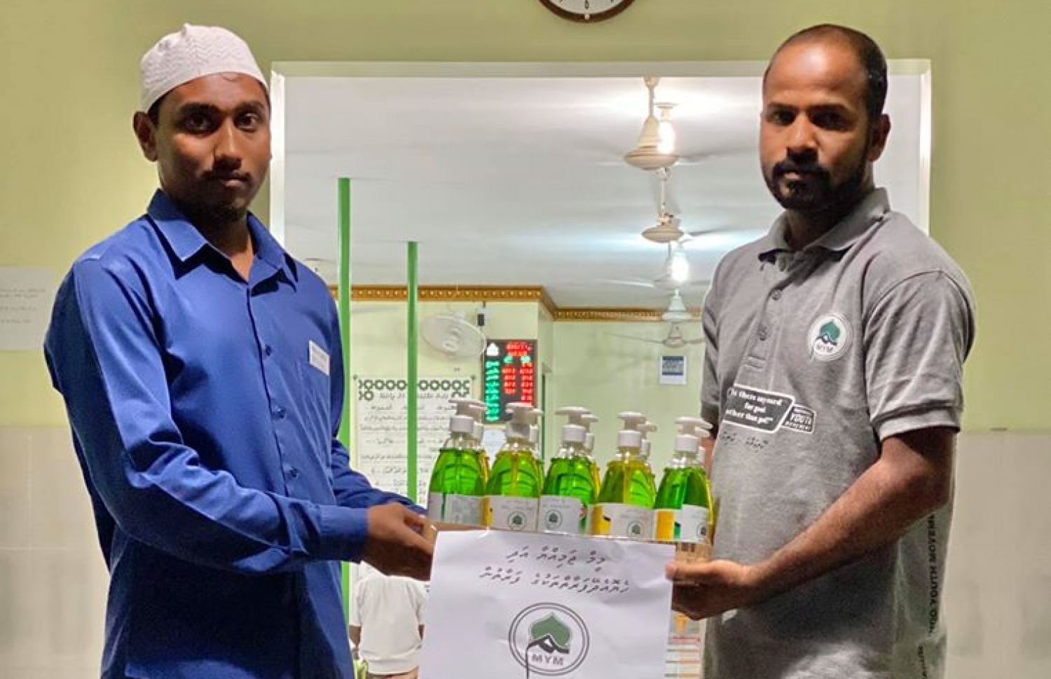 ހދ. މަކުނުދޫގެ އަމިއްލަ ޖަމިއްޔާއަކުން ރަށުގެ އެކި މުއައްސަސާތަކަށް ސައިބޯނި ފުޅި ހަދިޔާ ކުރަނީ