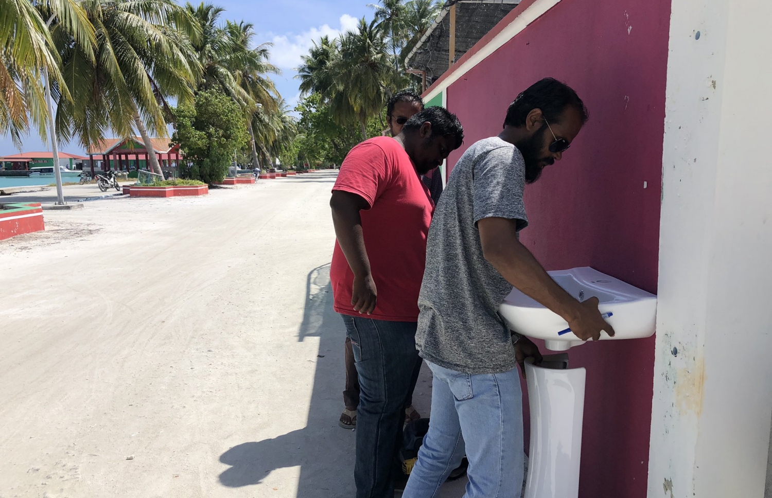 ތ. ގުރައިދޫގެ އެކި ސަރަހައްދުތަކުގައި އަތް ދޮންނަ ތަށި ބަހައްޓަނީ