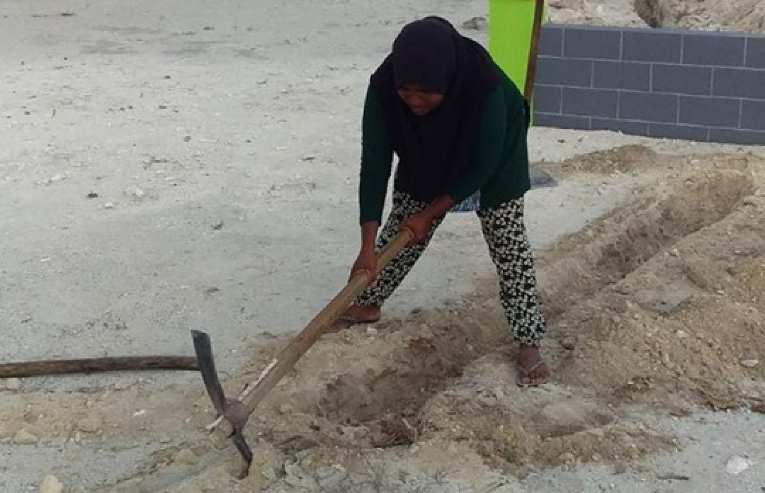 އަތް ދޮންނަ ތަށި ބެހެއްޓުމަށް އަންހެނަކު ވަޅު ކޮންނަނީ: ރަށްރަށުގައި އާއްމުން މި މަސައްކަތް ކުރަނީ ފަރުދީ ޒިންމާއެއްގެ ގޮތުގައި ދެކިގެން