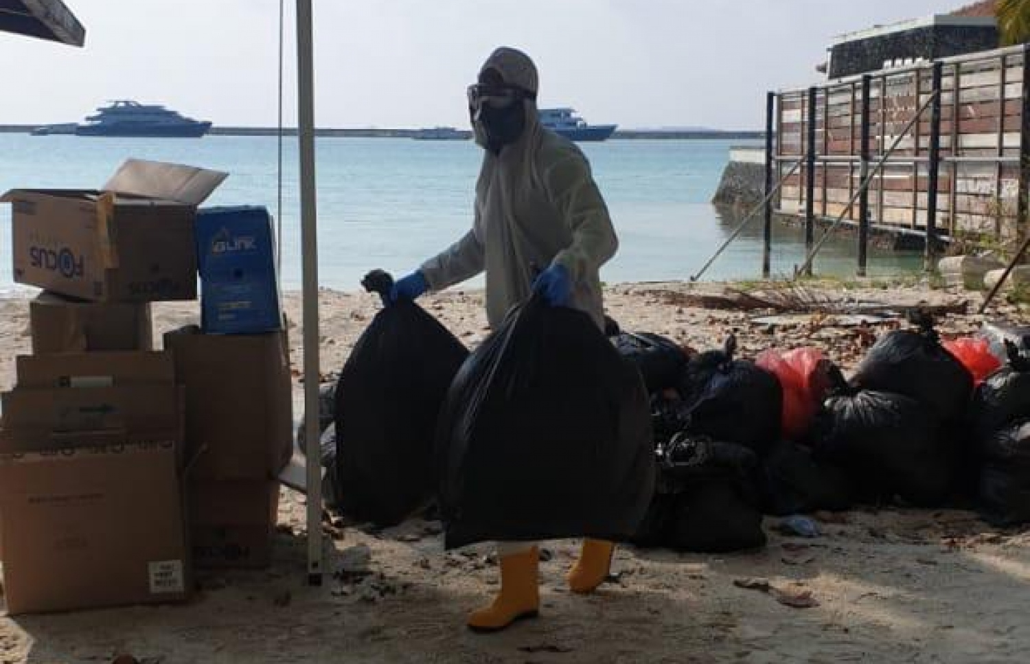 ވެމްކޯގެ މުވައްޒަފަކު ކުނިތަކެއް ޖަމާކުރަނީ: ރައްކާތެރިކަމުގެ ފިޔަވަޅުތައް އަޅާފައި ހުރި ކަމަށް ވެމްކޯ އިން ބުނޭ