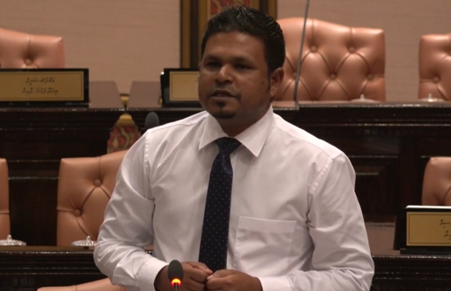 ވެލިދޫ ދާއިރާގެ މެމްބަރު މުހައްމަދު އަބްދުﷲ ޝަފީގް މަޖިލީހުގެ ޖަލްސާއެއްގައި ވާހަކަދައްކަވަނީ. އޭނާ ވިދާޅުވީ ޓޫރިޒަމް އިންޑަސްޓްރީގައި ތަފާތުކުރުން ބޮޑުކަމަށް