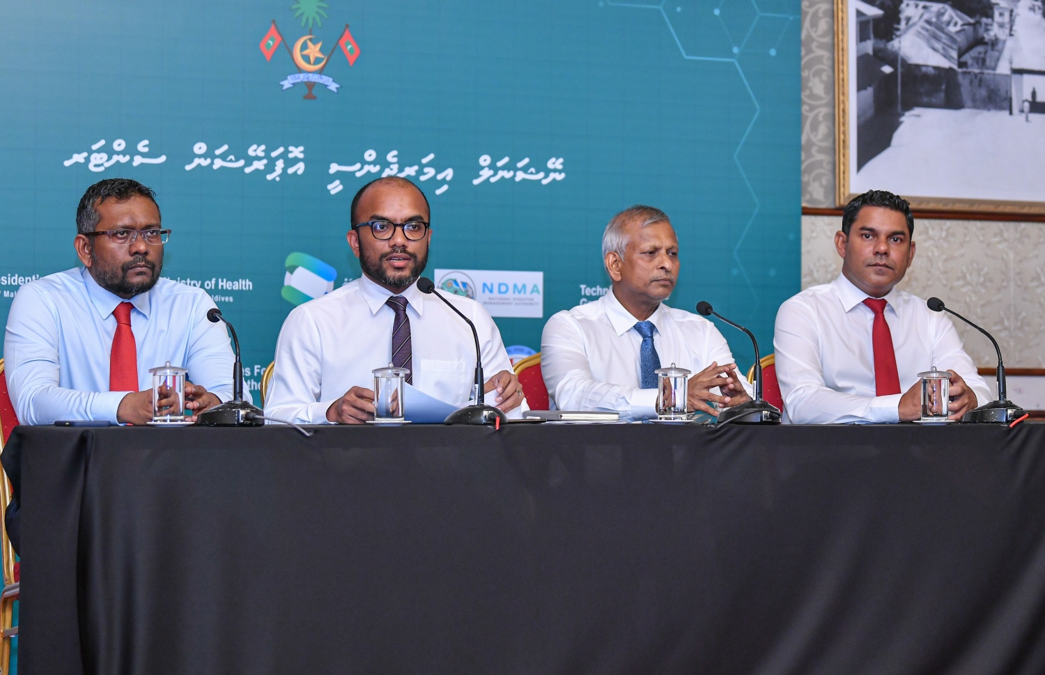 ކޮވިޑް-19 އާ ގުޅިގެން ދިމާވެފައިވާ ދަތިތަކުން އަރައިގަތުމަށް އަޅާނެ ފިޔަވަޅުތައް ސަރުކާރުން ހާމަކުރައްވަނީ: (ކ-ވ) މާލިއްޔަތު ކޮމިޓީގެ މުގައްރިރު ނާޝިޒް، އެމްއެމްއޭގެ ގަވަރުނަރު އަލީ ހާޝިމް، ފިނޭންސް މިނިސްޓަރު އަމީރު އަދި އިކޮނޮމިކް މިނިސްޓަރު ފައްޔާޒް.---ފޮޓޯ: އަހުމަދު އަވްޝަން | މިހާރު