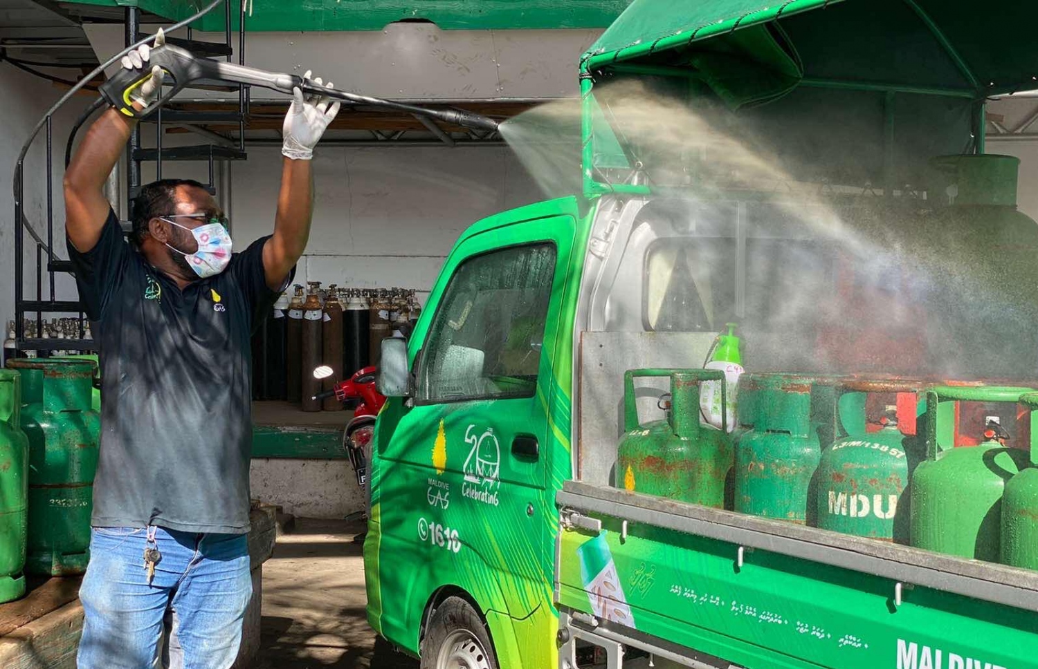 މޯލްޑިވް ގޭހުގެ ޑެލިވަރީ ވެހިކަލް ޑިސްއިންފެކްޓްކުރަނީ.