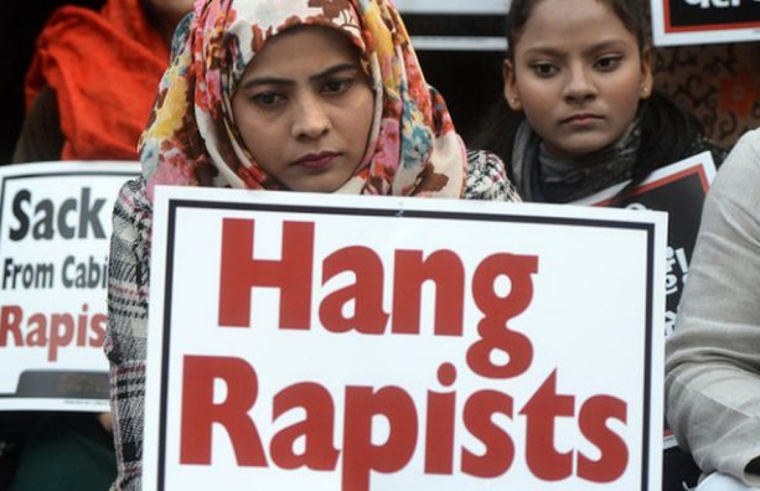 ރޭޕްކުރާ މީހުން ދަންޖައްސަން އެދި ގޮވާލާ އިންޑިއާގައި މުޒާހަރާ ކުރަނީ.