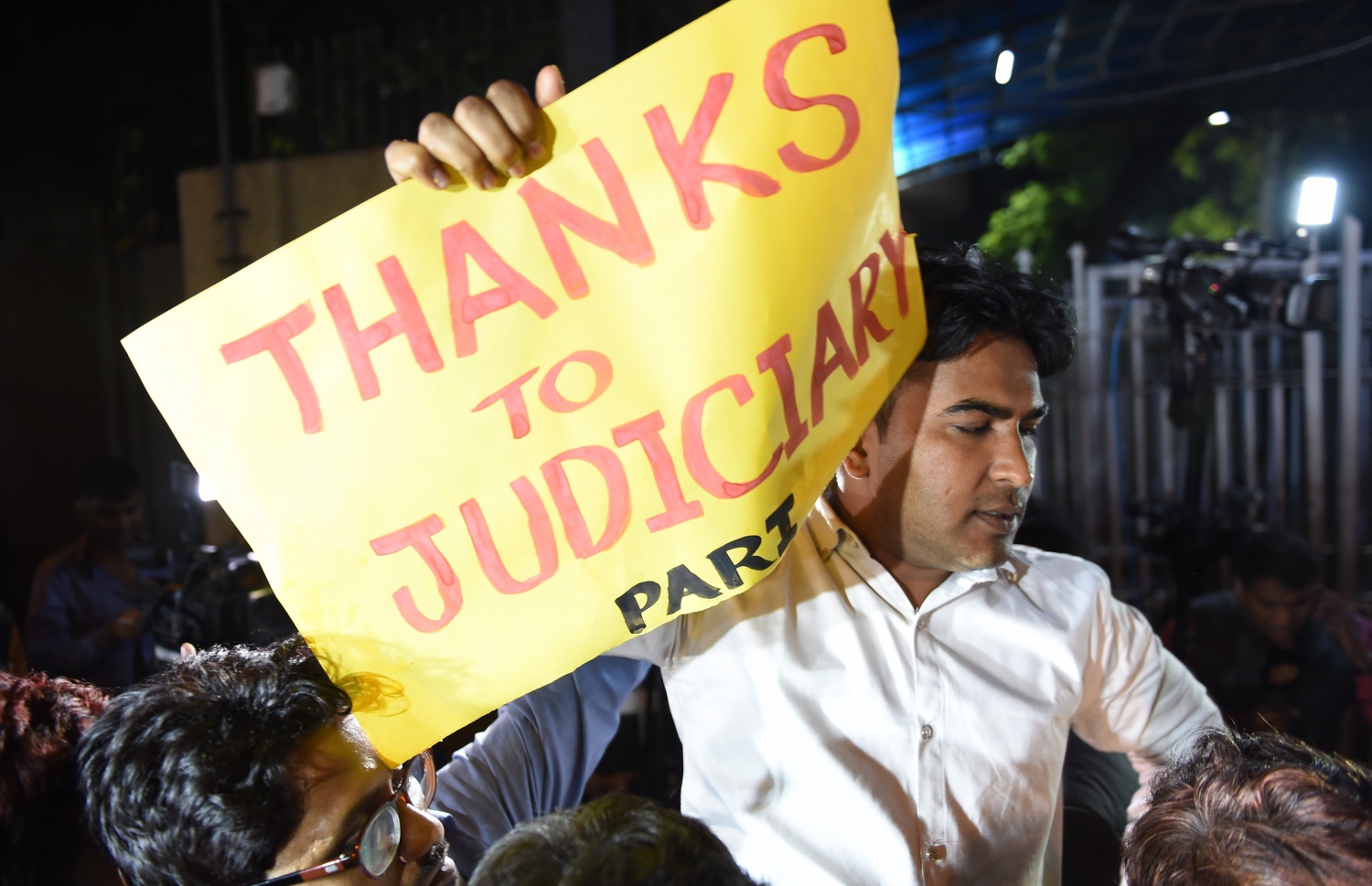 ހަތަރު މީހުން ދަންޖެއްސި ޖަލުގެ ބޭރުގައި ތިބި މީހުން އުފާފާޅު ކުރަނީ. --ފޮޓޯ:އޭއެފްޕީ